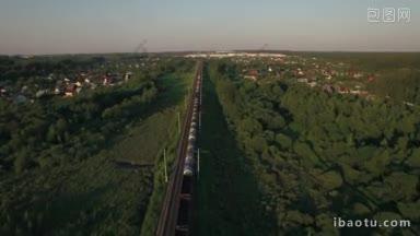 <strong>鸟瞰</strong>乡村与避暑别墅和货运列车通过它俄罗斯